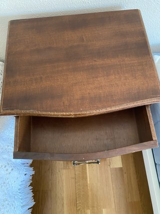 Mesita de noche antigua de madera