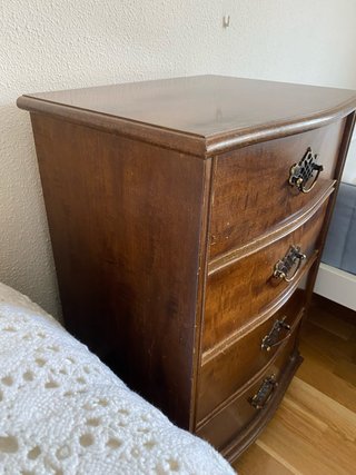 Mesita de noche antigua de madera