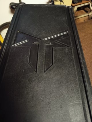 Cajón JL Audio + Subwoofer Rockford Fosgate 10"