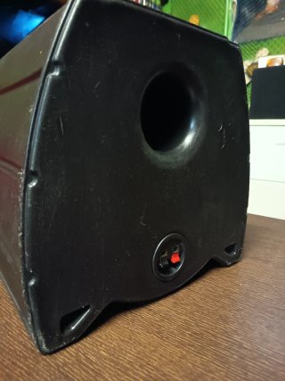 Cajón JL Audio + Subwoofer Rockford Fosgate 10"
