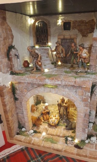 Presepe in cassetta di legno con luci