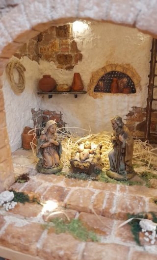 Presepe in cassetta di legno con luci