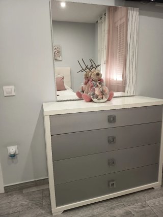 Cómoda gris y blanca con cristal