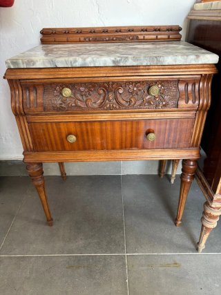 Cómoda y mesita de noche de madera