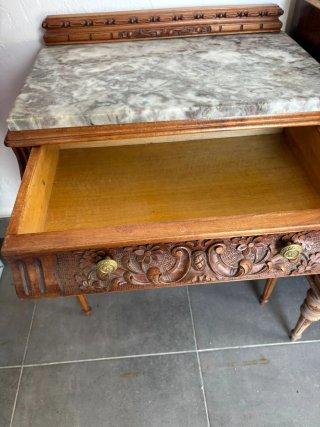 Cómoda y mesita de noche de madera