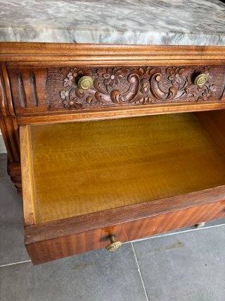 Cómoda y mesita de noche de madera