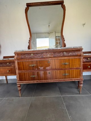 Cómoda y mesita de noche de madera