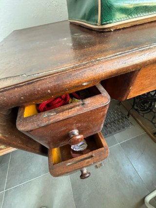 Cómoda y mesita de noche de madera