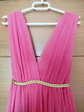 Vestido largo rosa con cinturón dorado