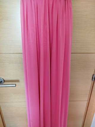 Vestido largo rosa con cinturón dorado