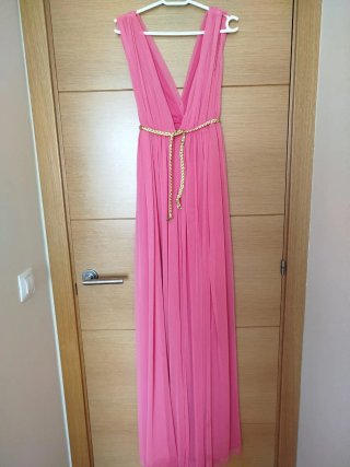Vestido largo rosa con cinturón dorado