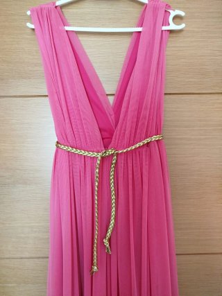 Vestido largo rosa con cinturón dorado