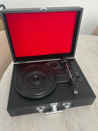 Tocadiscos Vintage Negro con Interior Rojo