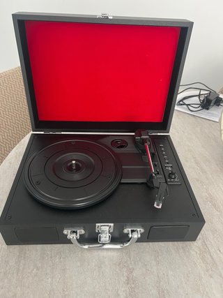 Tocadiscos Vintage Negro con Interior Rojo