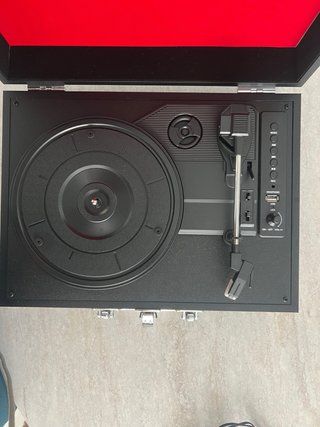 Tocadiscos Vintage Negro con Interior Rojo