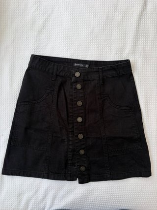Falda Stradivarius negra botones