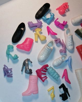 Scarpe spaiate Barbie e Ken