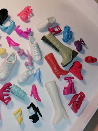 Scarpe spaiate Barbie e Ken