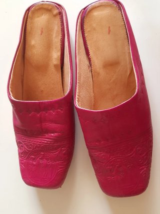 Babuchas o zuecos árabes de piel fucsia