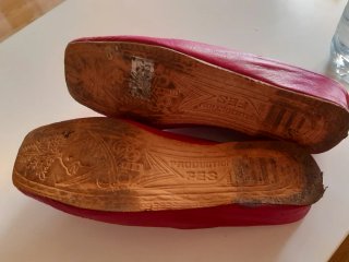 Babuchas o zuecos árabes de piel fucsia