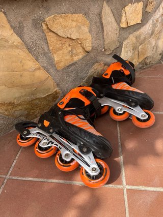 Patines en línea naranjas y negros