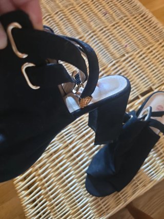 Zapatos tacón ante negro hebilla dorada