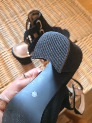 Zapatos tacón ante negro hebilla dorada