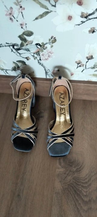 Zapatos de tacón Azarey terciopelo negro y dorado