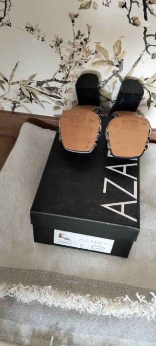 Zapatos de tacón Azarey terciopelo negro y dorado
