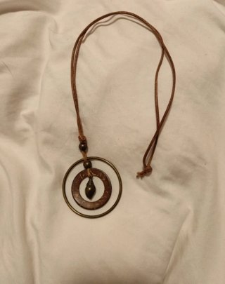 Collana con ciondolo legno e metallo