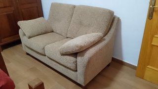 Sofá de tela beige.