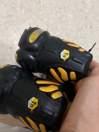 Nike TN Zapatilla Negra y Amarilla