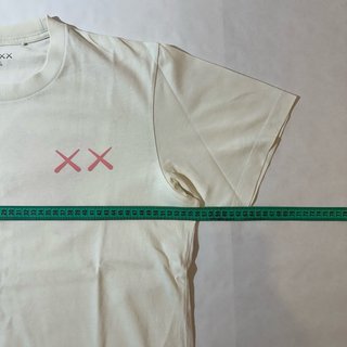 Camiseta Uniqlo x KAWS - Talla M