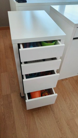 Cajonera de escritorio blanca con ruedas