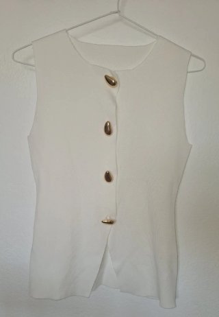 Top blanco botones gota dorada