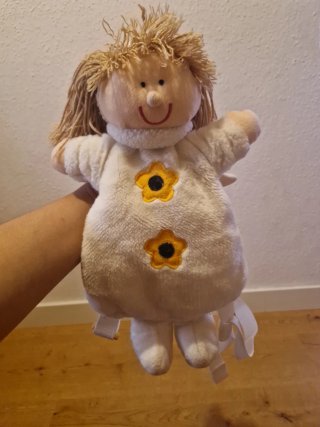 Mochila de peluche blanca con flores