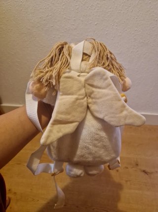 Mochila de peluche blanca con flores