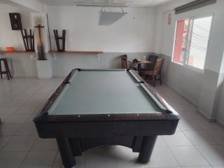 Mesa de billar con accesorios