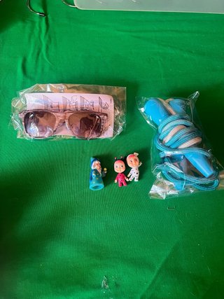 Lote juguetes: gafas, 2mini bebes llorones y comba