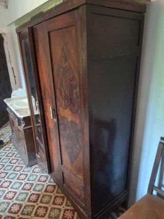 Armario antiguo de madera con espejo