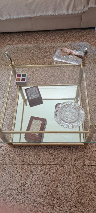 Mesa centro cristal y metal dorado