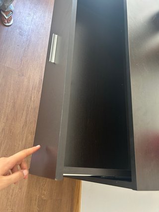 Comò in legno scuro con 4 cassetti
