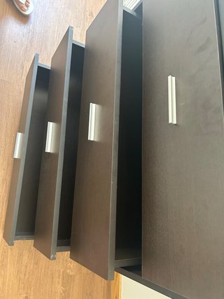 Comò in legno scuro con 4 cassetti