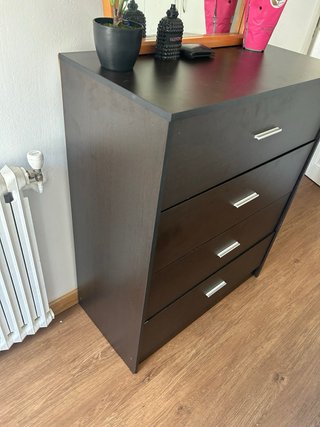 Comò in legno scuro con 4 cassetti