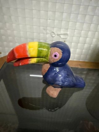 Jarrón de cerámica de tucán multicolor