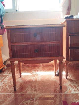 Mesita de noche vintage de madera clásica