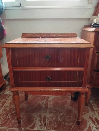 Mesita de noche vintage de madera clásica