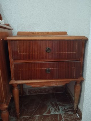 Mesita de noche vintage de madera clásica