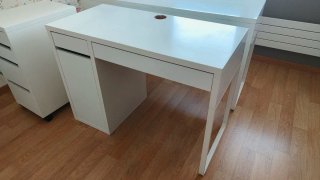 Escritorio blanco con cajones