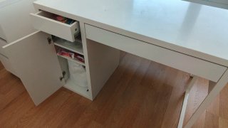 Escritorio blanco con cajones